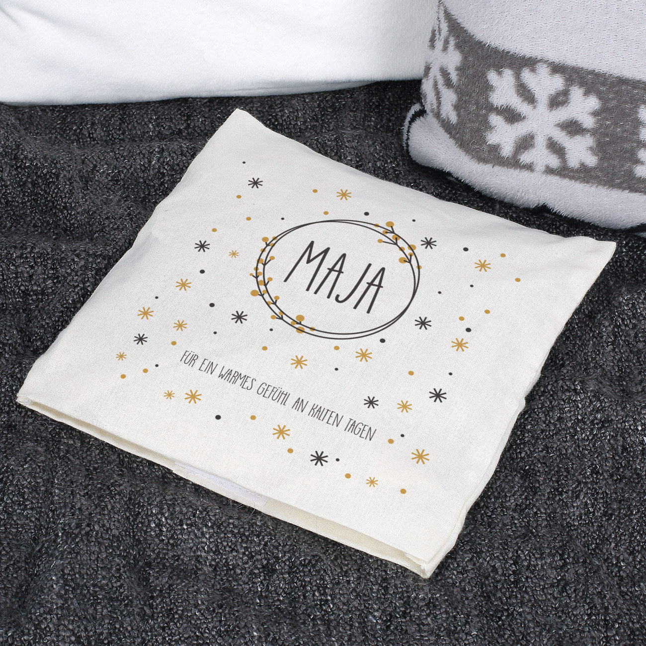Kirschkernkissen mit weihnachtlichen Schneeflockenmotiv, Ihrem Wunschnamen und einem Text Ihrer Wahl 