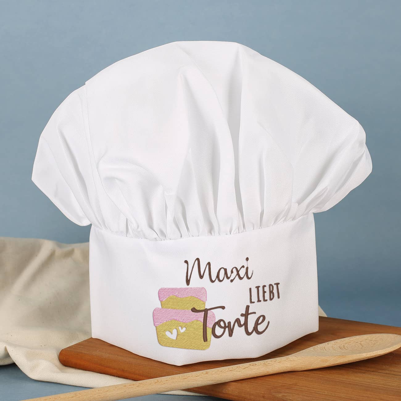 Kochmütze mit Ihrem Wunschnamen und Torte bestickt