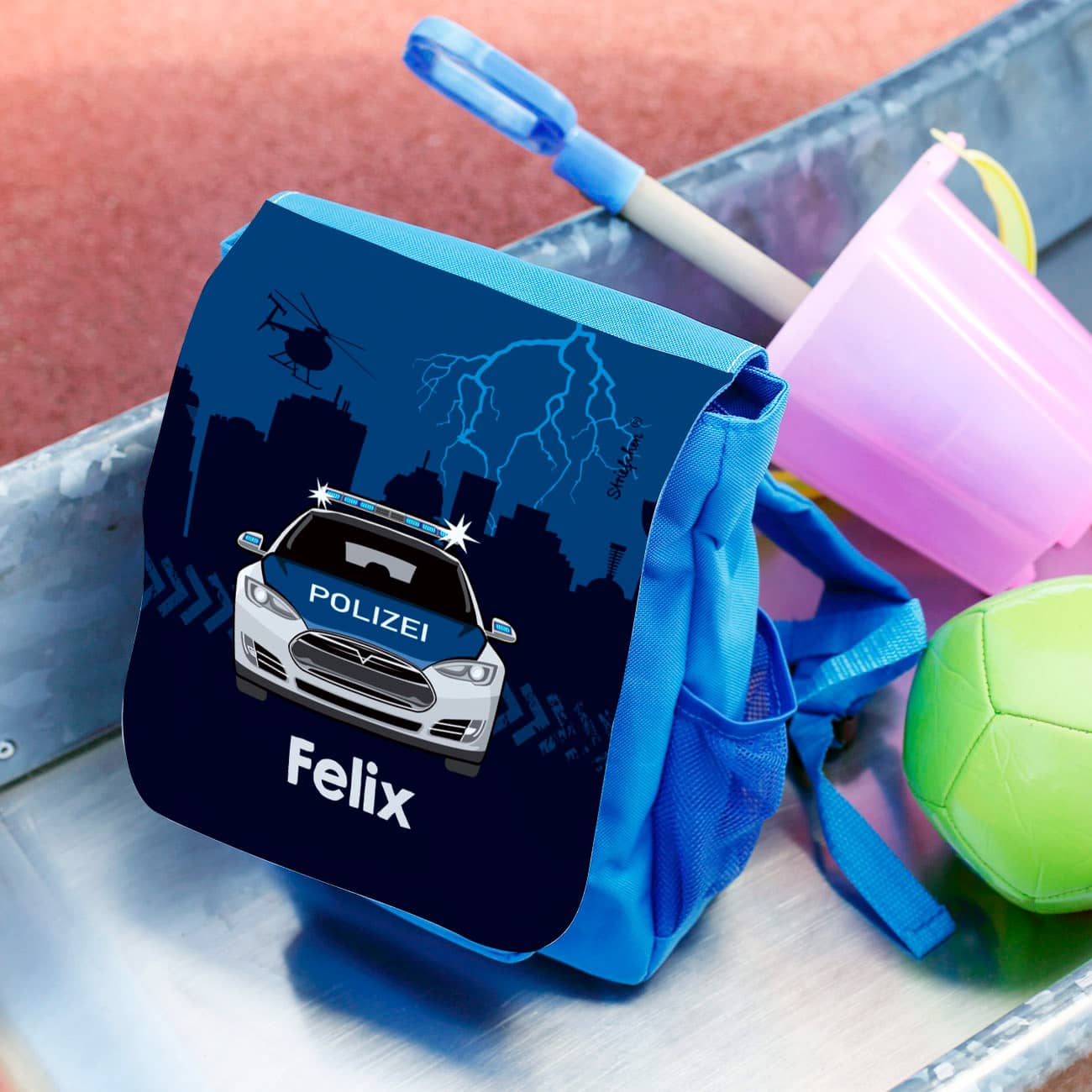 Blauer Kinderrucksack mit Streifenwagen und Name