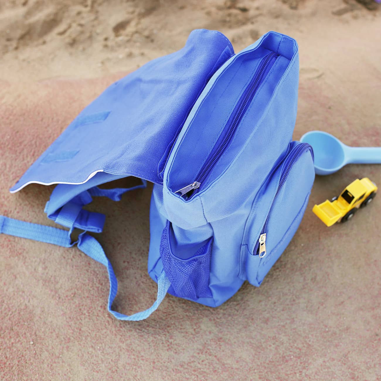 Großes Hauptfach, kleine Außentasche und zwei seitliche Nebenfächer