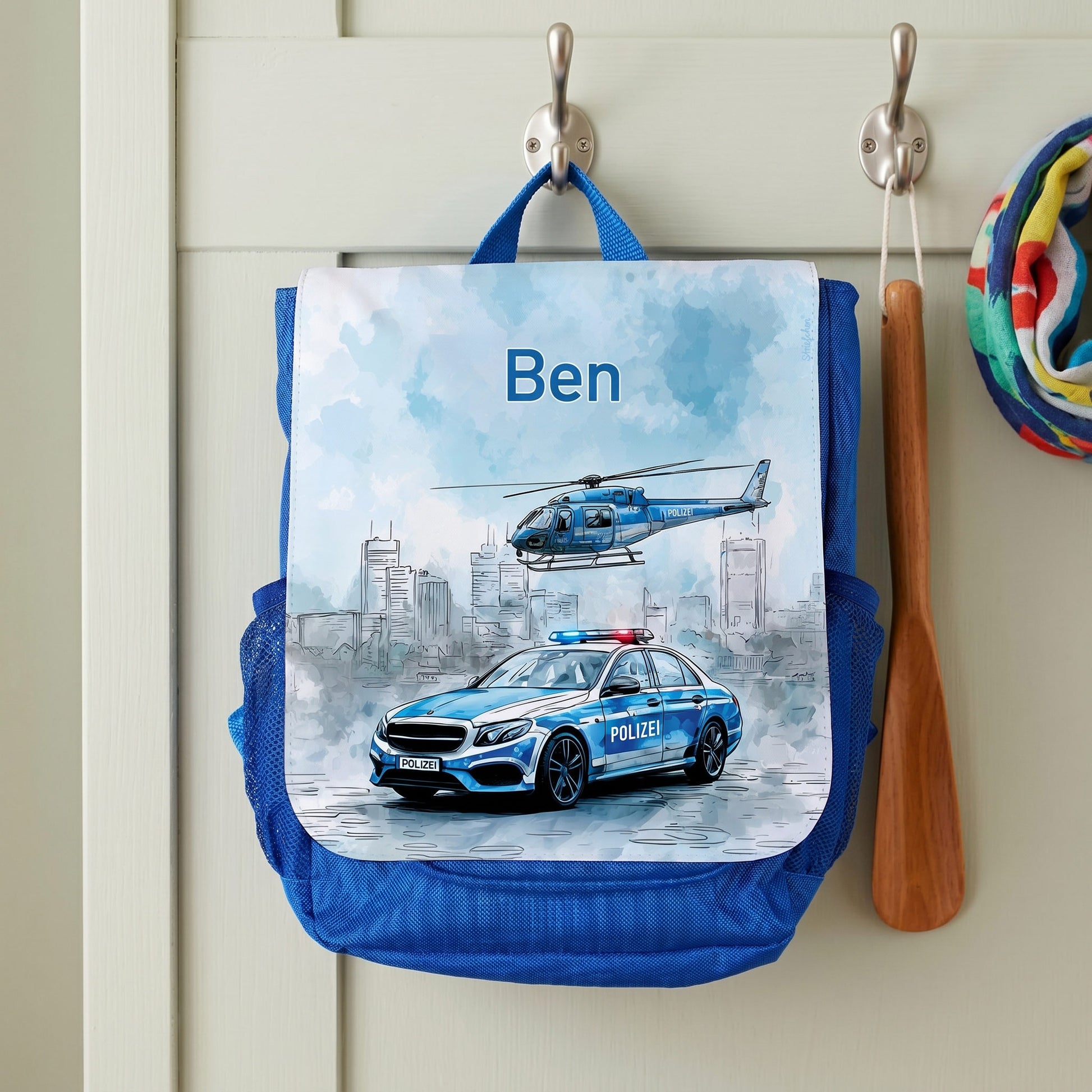 Personalisierter Kindergartenrucksack mit Name Ben und Polizei-Motiv an einer Garderobe
