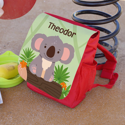 Personalisierter roter Kindergartenrucksack mit Koala Motiv und Name Theodor auf der Frontlasche