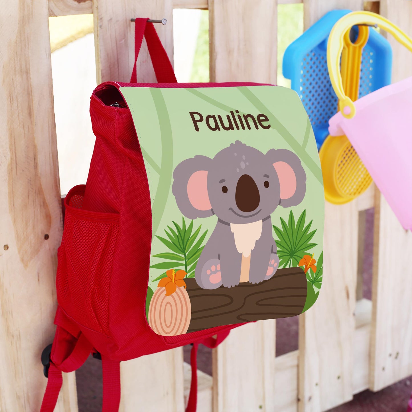 Roter Kita Rucksack mit Name Pauline, Koala Motiv, grünen Blättern und tropischen Blüten