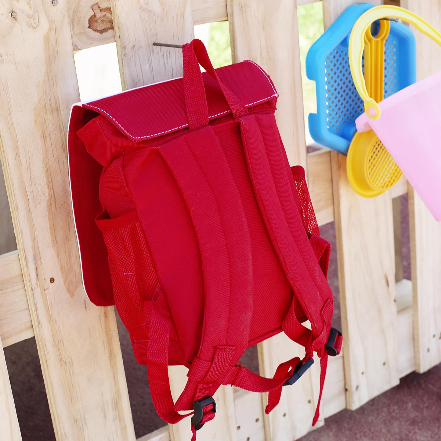 Rückseite des roten Kindergartenrucksacks mit gepolsterten Trageriemen und verstellbaren Gurten