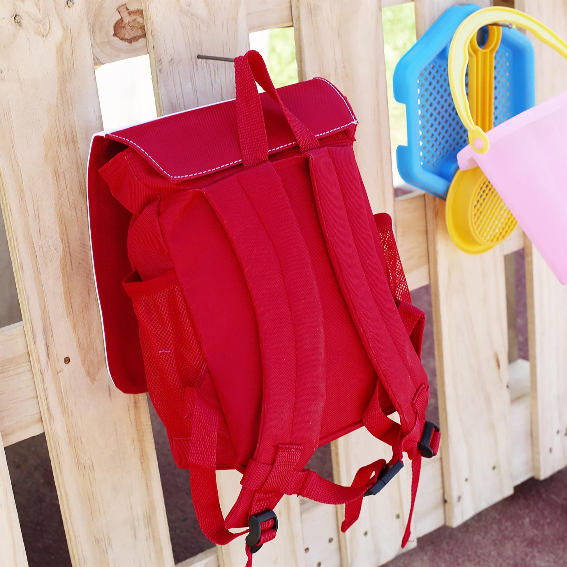 Rückseite des roten Kindergartenrucksacks mit gepolsterten Trageriemen und verstellbaren Gurten