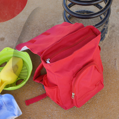 Geöffneter roter Kindergartenrucksack mit Reißverschlussfach, Außentasche und seitlichen Netzfächern
