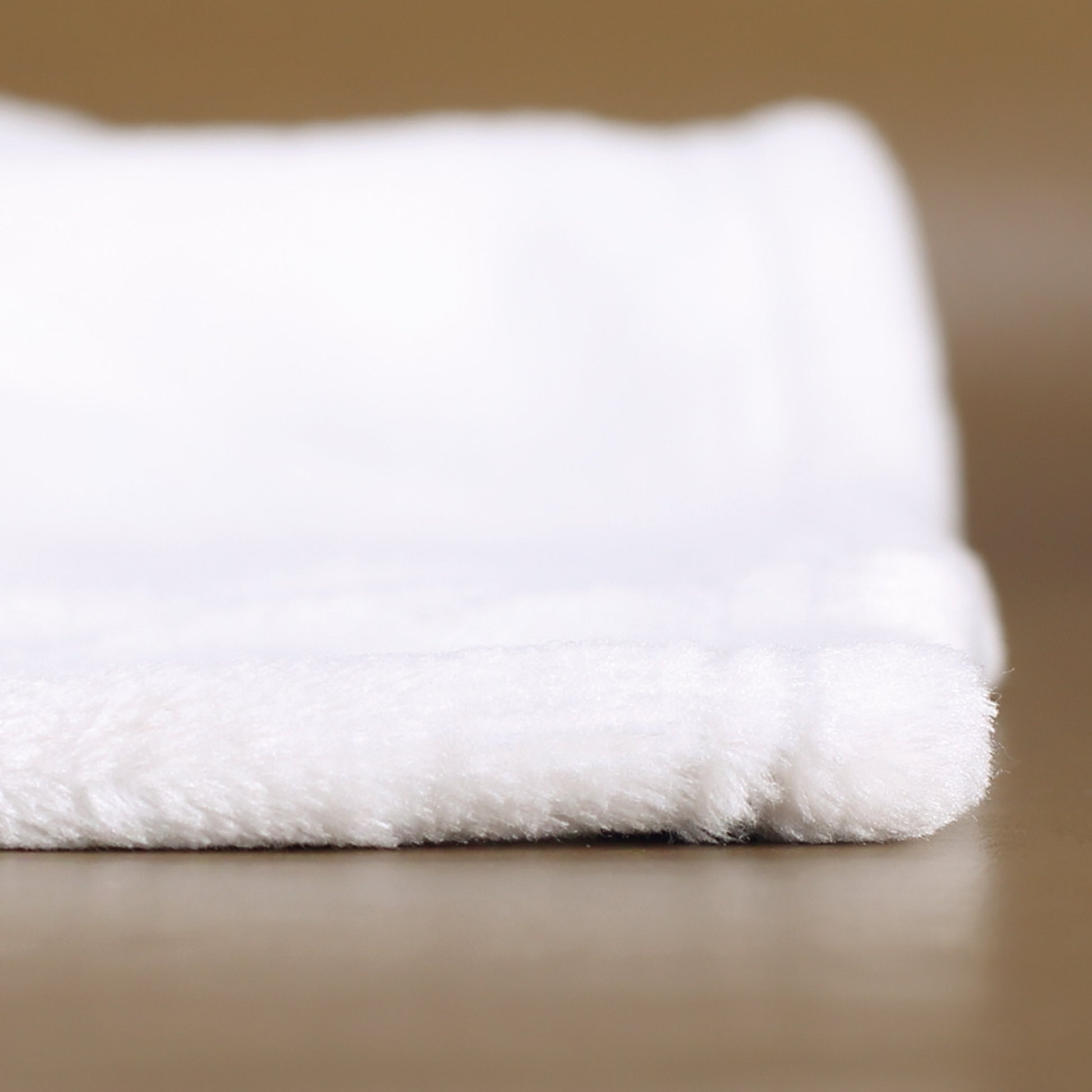 Nahaufnahme Stoffkante der kleinen Fotodecke in Weiß