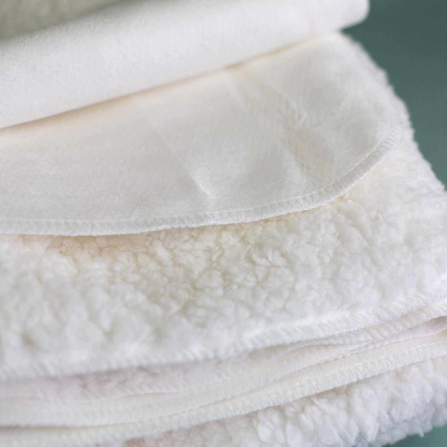 Deckenstoff Nahaufnahme: Weiche Sherpadecke aus 100 % Polyester, Nahaufnahme des flauschigen Stoffes
