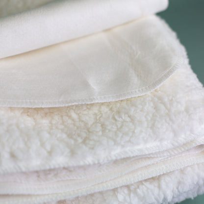 Deckenstoff Nahaufnahme: Weiche Sherpadecke aus 100 % Polyester, Nahaufnahme des flauschigen Stoffes