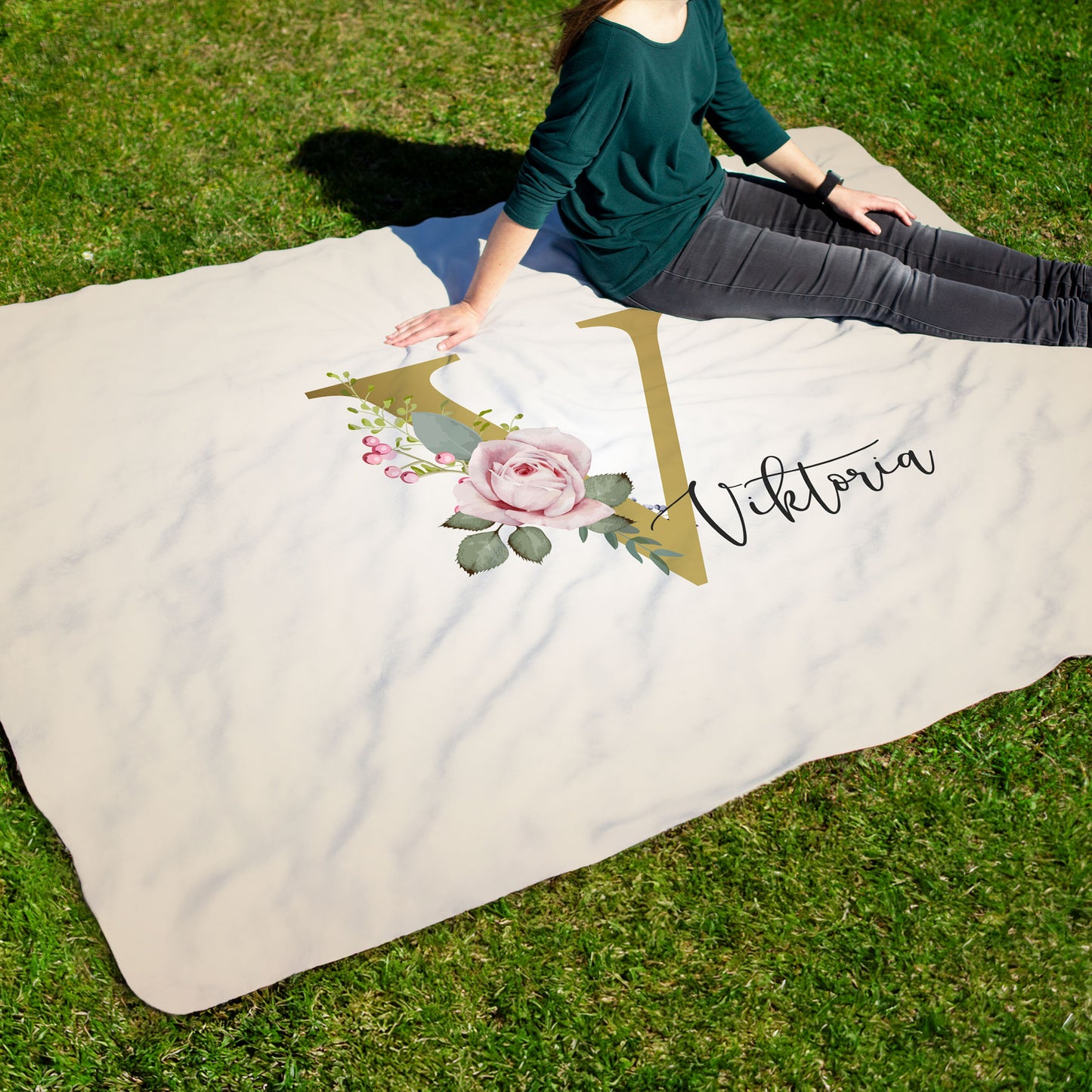 Sherpa-Picknickdecke mit floraler Initiale und Name, extra groß und kuschelig.