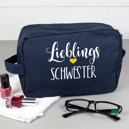 Kulturbeutel mit "Lieblings"-Motiv und Wunschaufdruck in Navy seitlich fotografiert