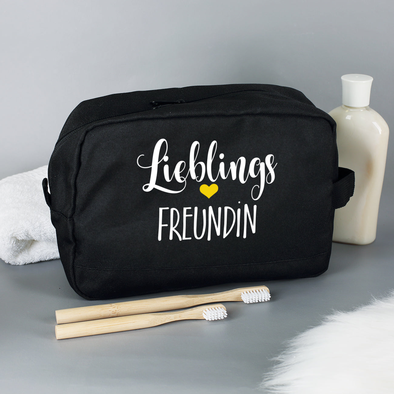 Kulturbeutel mit "Lieblings"-Motiv und Wunschaufdruck in Schwarz mit Zahnbürsten