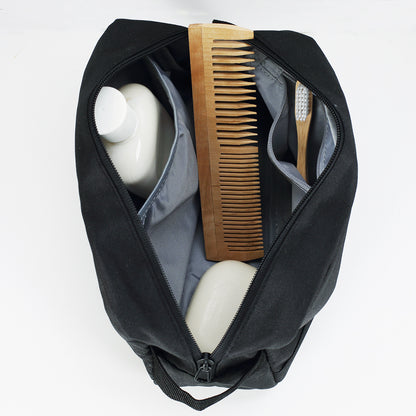 Kulturbeutel mit "Lieblings"-Motiv und Wunschaufdruck in Schwarz geöffnet mit Inhalt