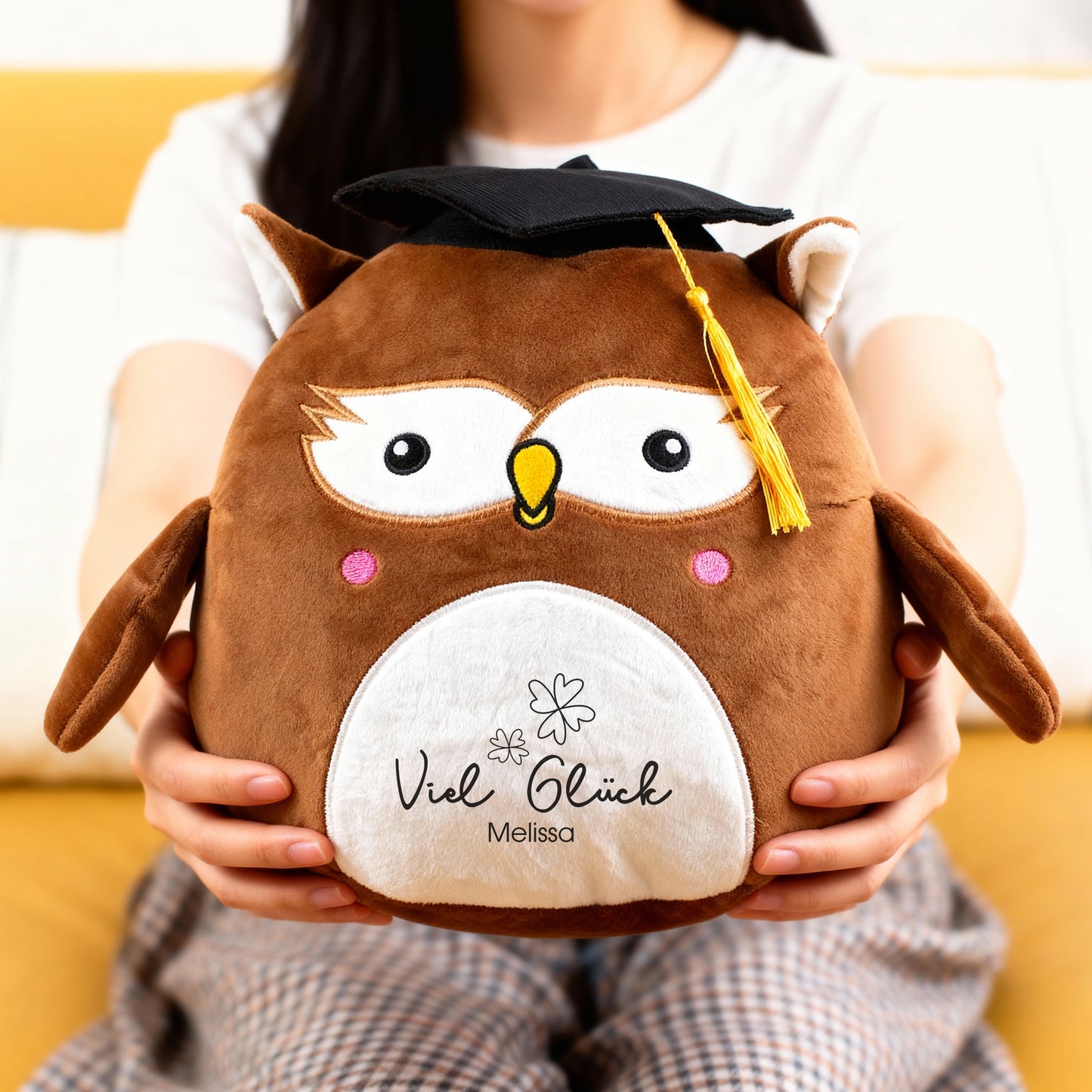Personalisierte Abi-Eule aus Stoff mit Doktorhut und „Viel Glück“-Motiv, gehalten in den Händen