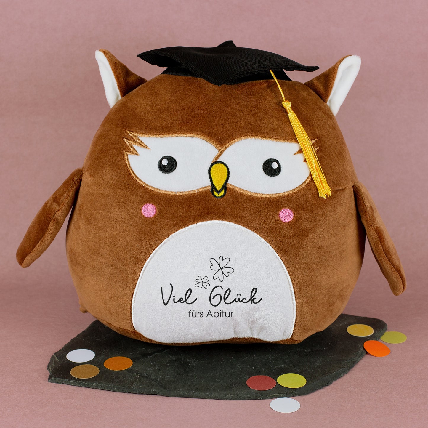 Kuschelige Abschluss-Eule in Braun und Weiß mit aufgedrucktem Glücksmotiv und Wunschtext