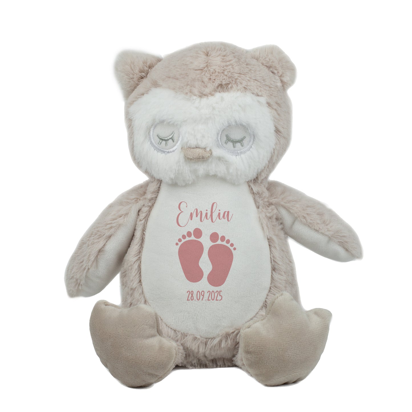 Freigestellte Kuscheltier-Eule mit rosa Babyfüßchen-Motiv und Personalisierung „Emilia – 28.09.2025“. Das Plüschtier steht auf weißem Hintergrund und zeigt sein liebevolles Design.