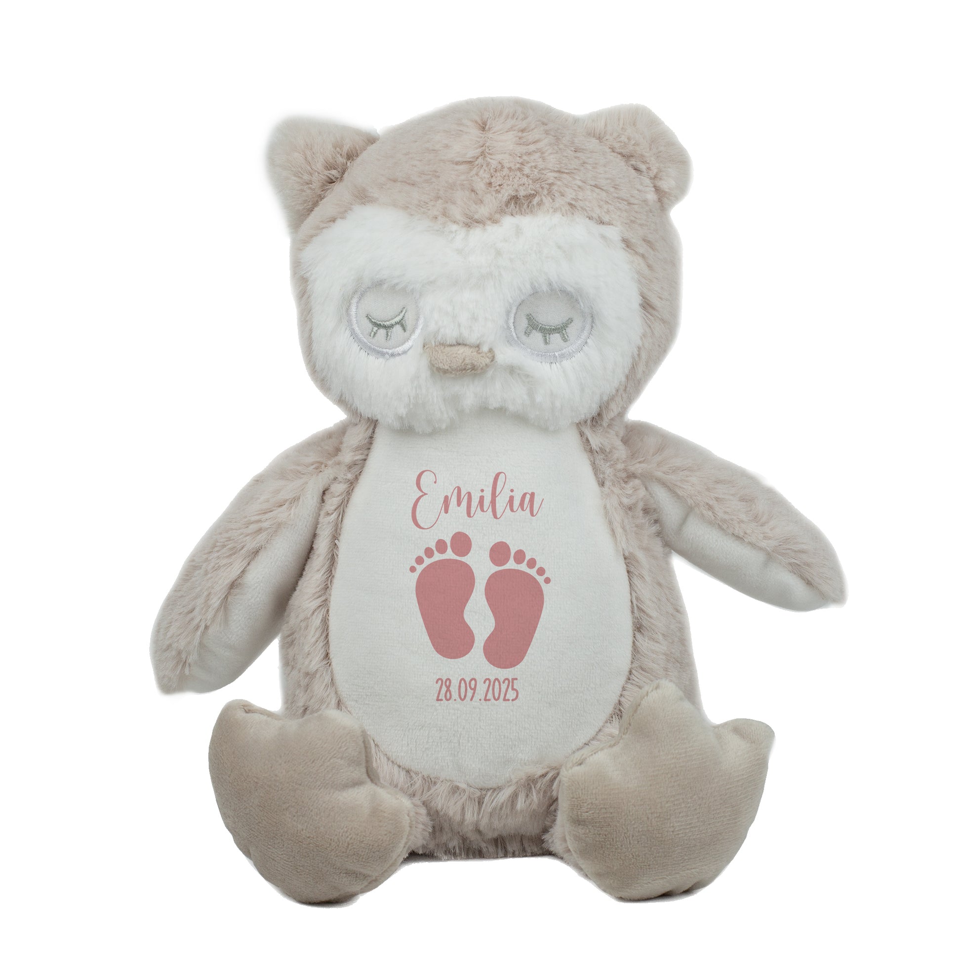 Freigestellte Kuscheltier-Eule mit rosa Babyfüßchen-Motiv und Personalisierung „Emilia – 28.09.2025“. Das Plüschtier steht auf weißem Hintergrund und zeigt sein liebevolles Design.