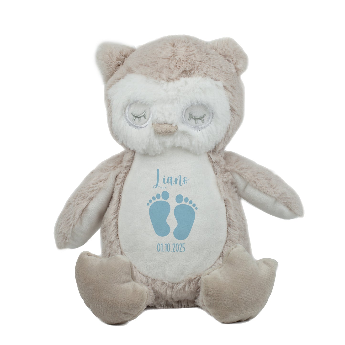 Freigestellte Plüsch-Eule mit hellblauem Babyfüßchen-Aufdruck, Name „Liano“ und Geburtsdatum „01.10.2025“. Das Tier ist auf weißem Hintergrund zentral dargestellt.