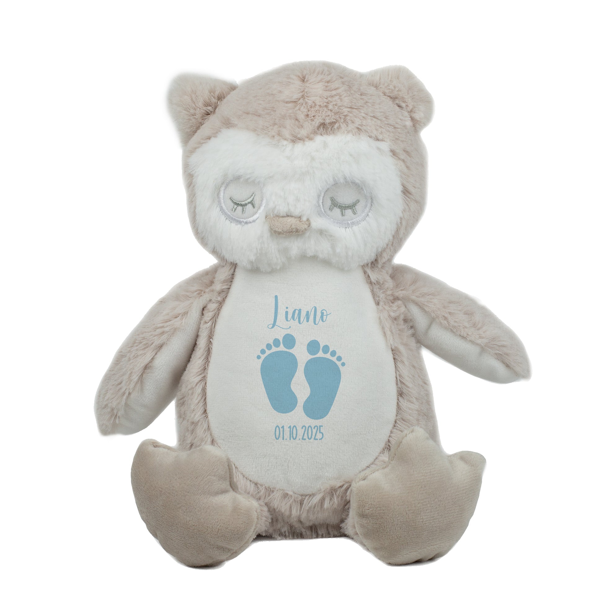 Freigestellte Plüsch-Eule mit hellblauem Babyfüßchen-Aufdruck, Name „Liano“ und Geburtsdatum „01.10.2025“. Das Tier ist auf weißem Hintergrund zentral dargestellt.