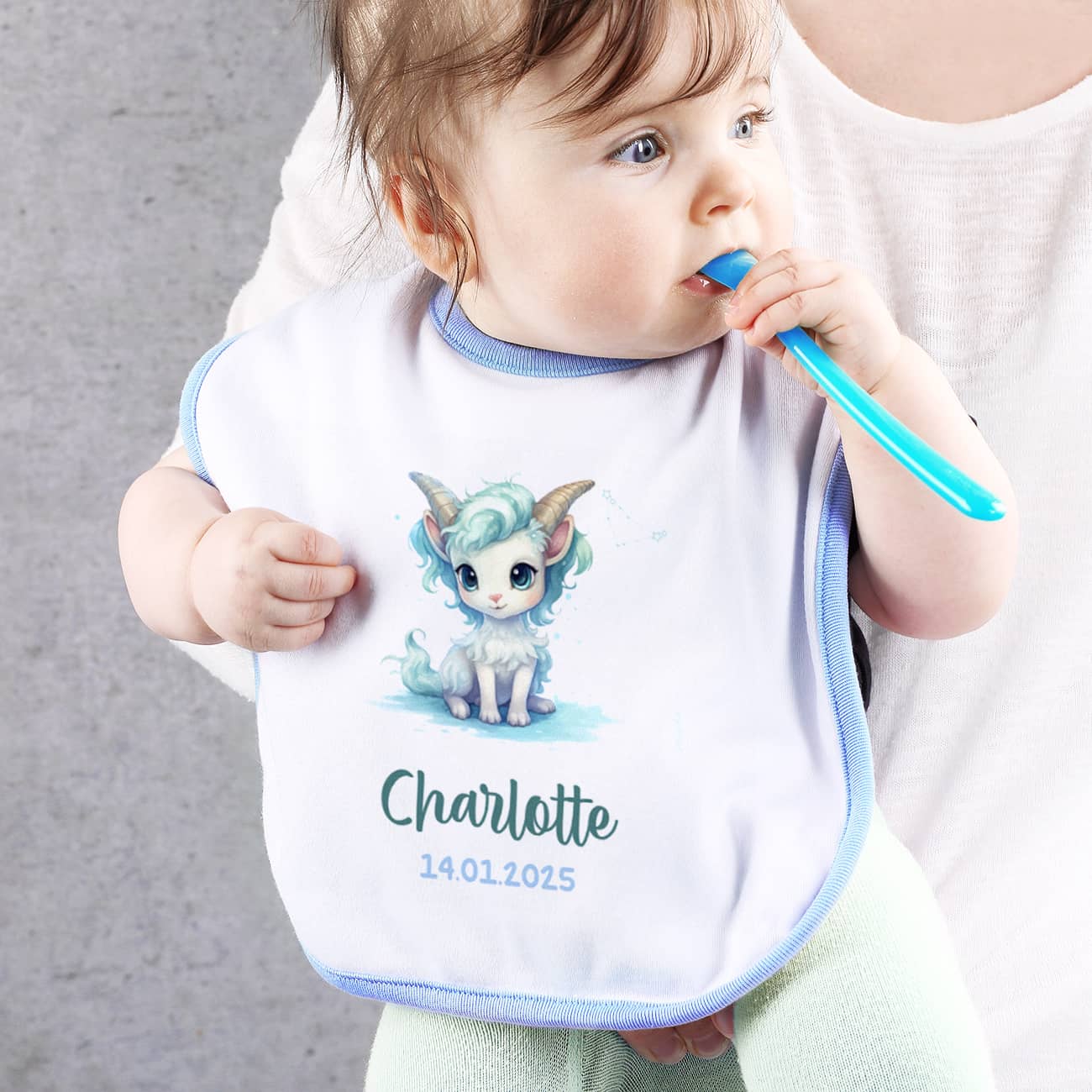 Weiß/blaues Lätzchen mit Sternzeichen, Name und Datum