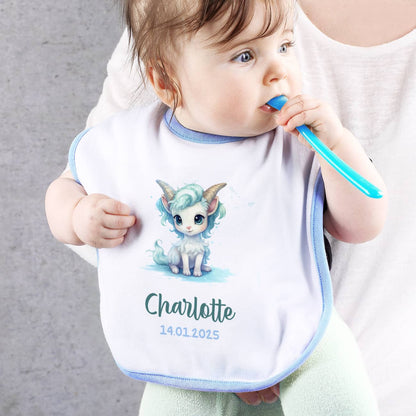 Weiß/blaues Lätzchen mit Sternzeichen, Name und Datum