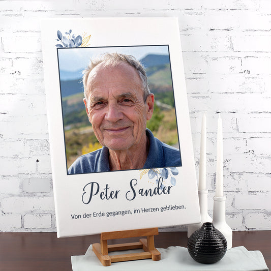 Gedenkleinwand dekorativ arrangiert auf Tisch mit Kerze
