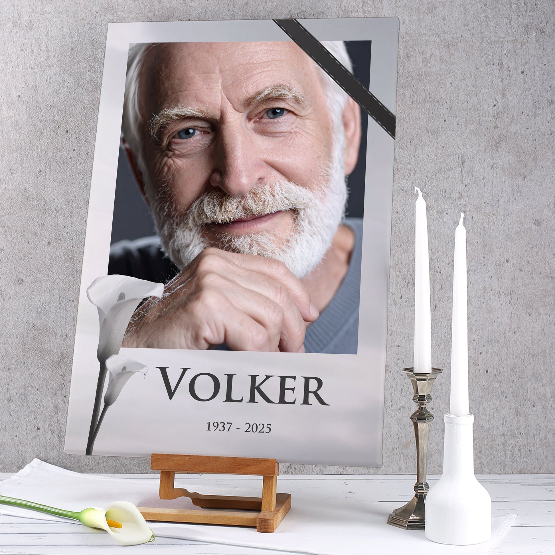 Trauerleinwand 60×40 cm mit Foto, Calla-Blume und Lebensdaten – auf Holzkeilrahmen