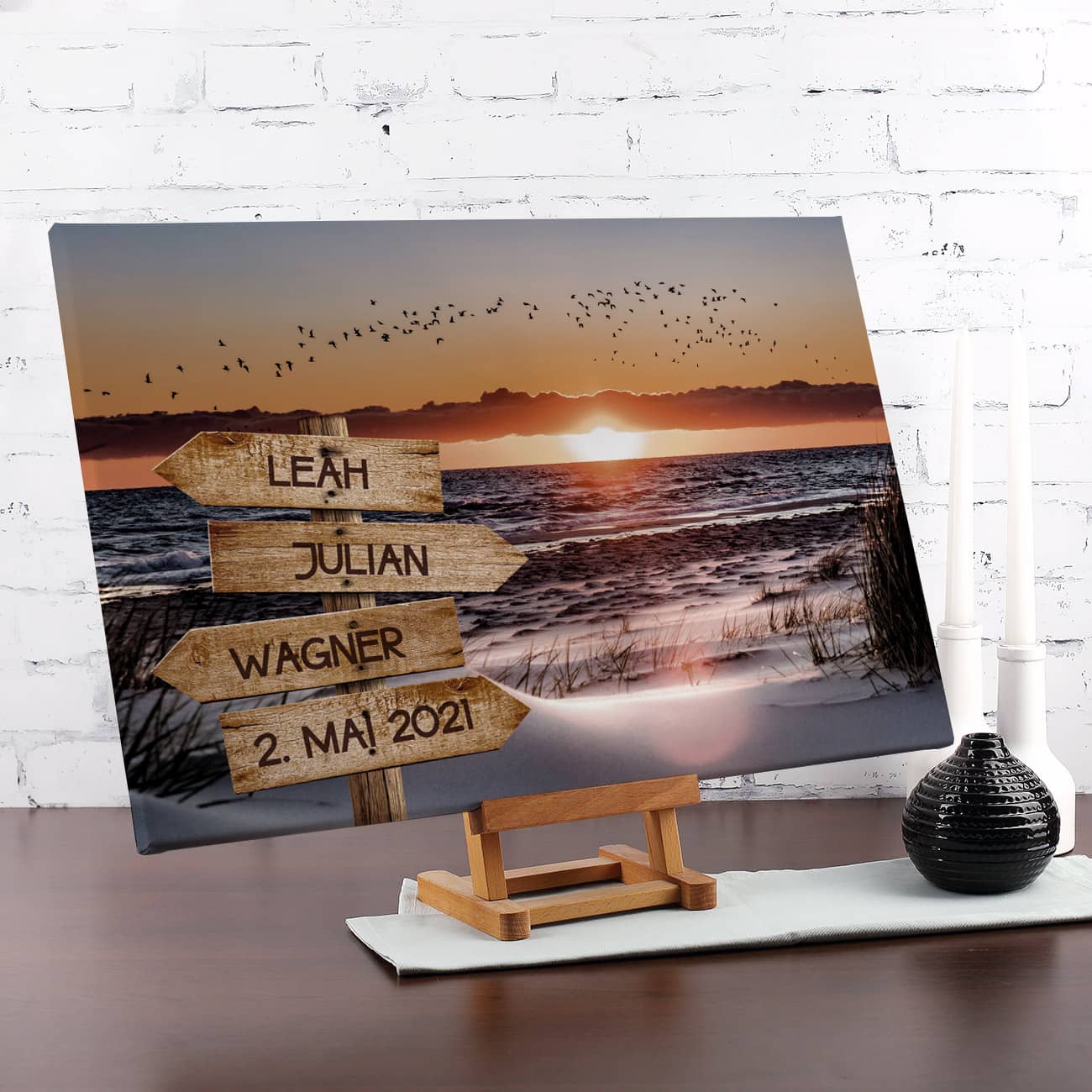 Wegweiser am Strand mit Sonnenuntergang - Leinwand mit Platz für 4 Namen