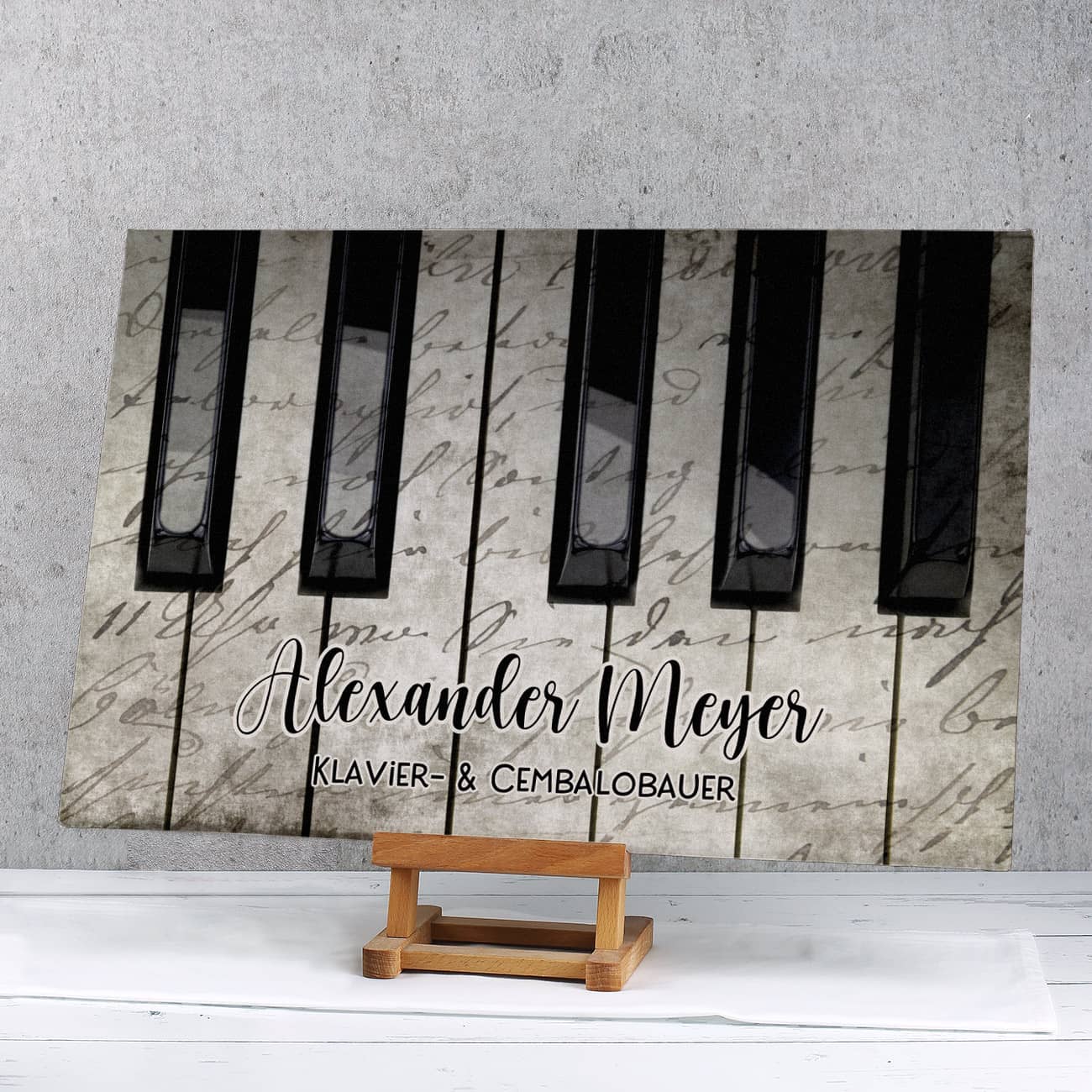 persönliche Leinwand mit Klaviertasten und alter Schrift und zwei Zeilen Text 60x40cm