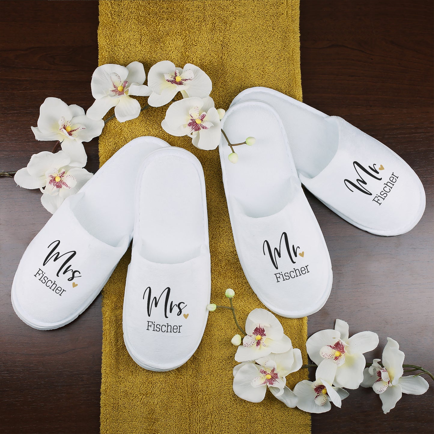 Personalisiertes Hausschuh-Set Mr & Mrs mit Namen auf Handtuch dekoriert