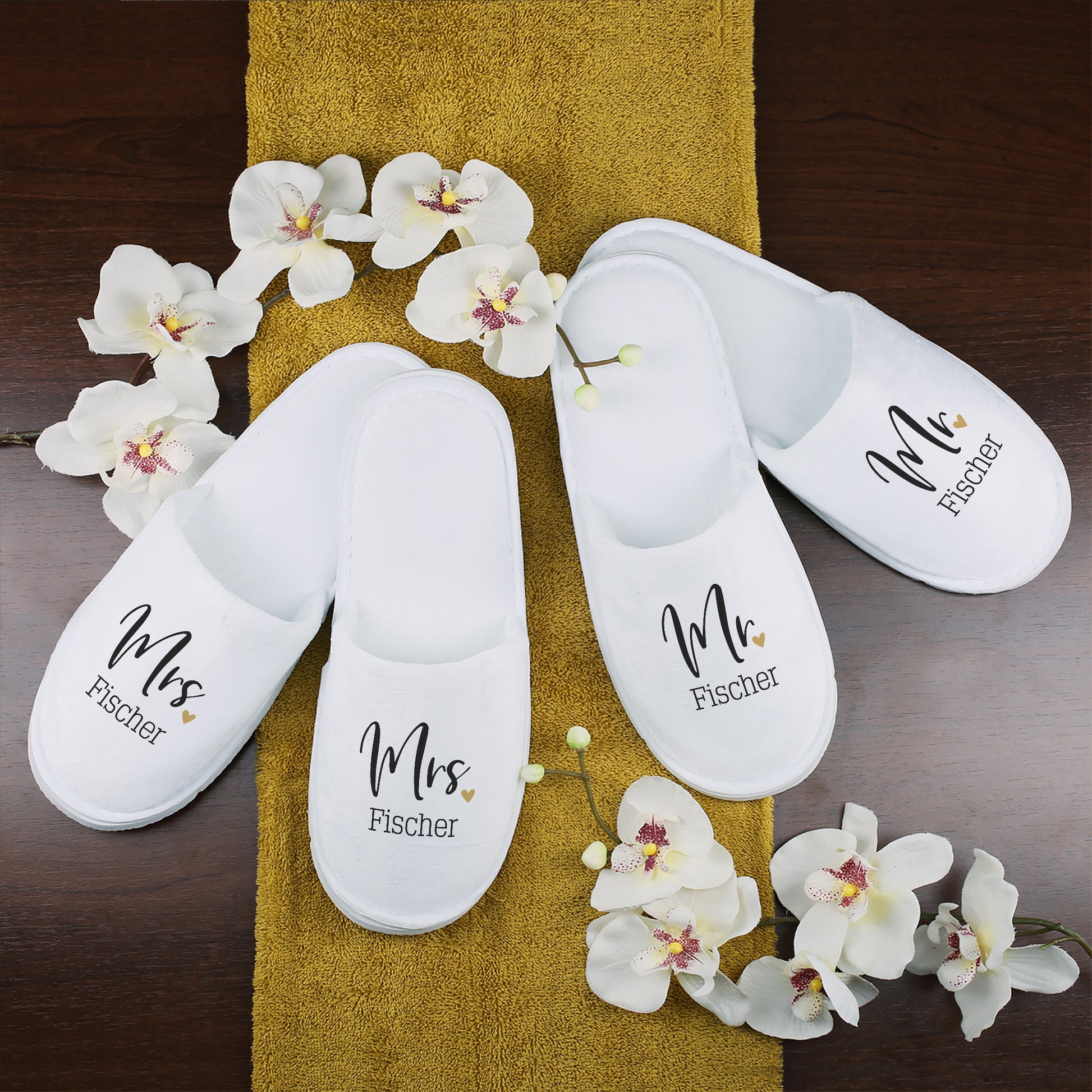 Personalisiertes Hausschuh-Set Mr & Mrs mit Namen auf Handtuch dekoriert