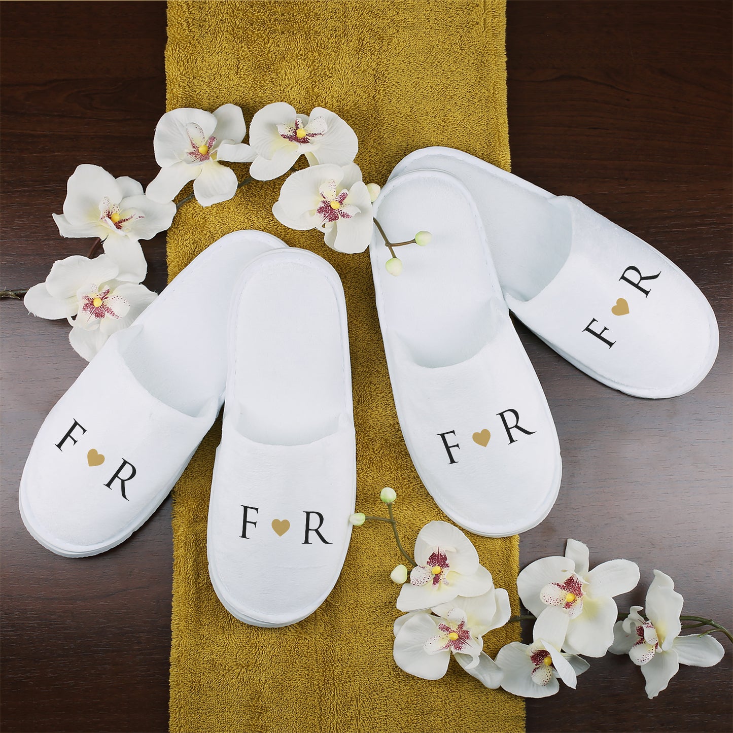 Personalisiertes Pantoffel-Set mit Initialen und Herzmotiv als Hochzeitsgeschenk