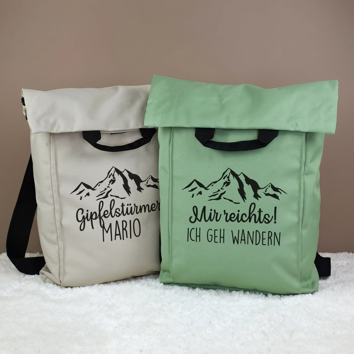 Personalisierter 2-in-1 Rucksack in Beige und Jadegrün mit Bergmotiv und Wunschtext
