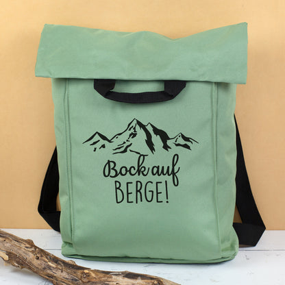 Jadegrüner Rucksack mit Bergmotiv und zweizeiligem Wunschtext „Bock auf Berge!“