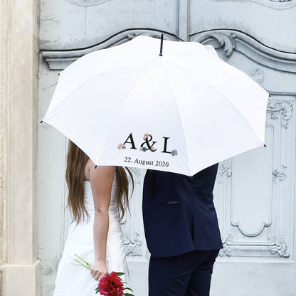 Weißer Hochzeitsschirm für das Brautpaar