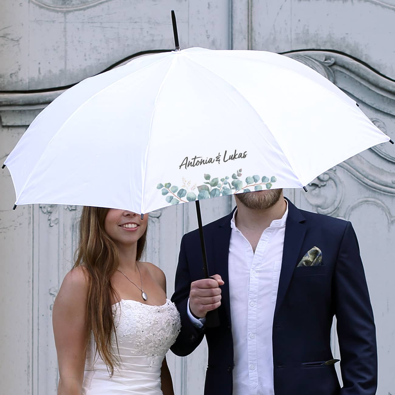Weißer Schirm mit Eukalyptusmotiv und Namen bedruckt