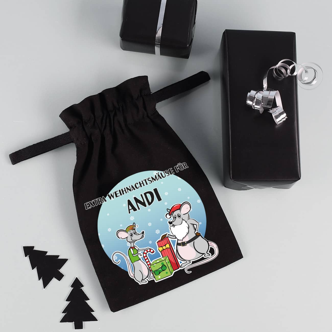Schwarzes Stöffsäckchen mit lustigen Weihnachtsmäusen bedruckt