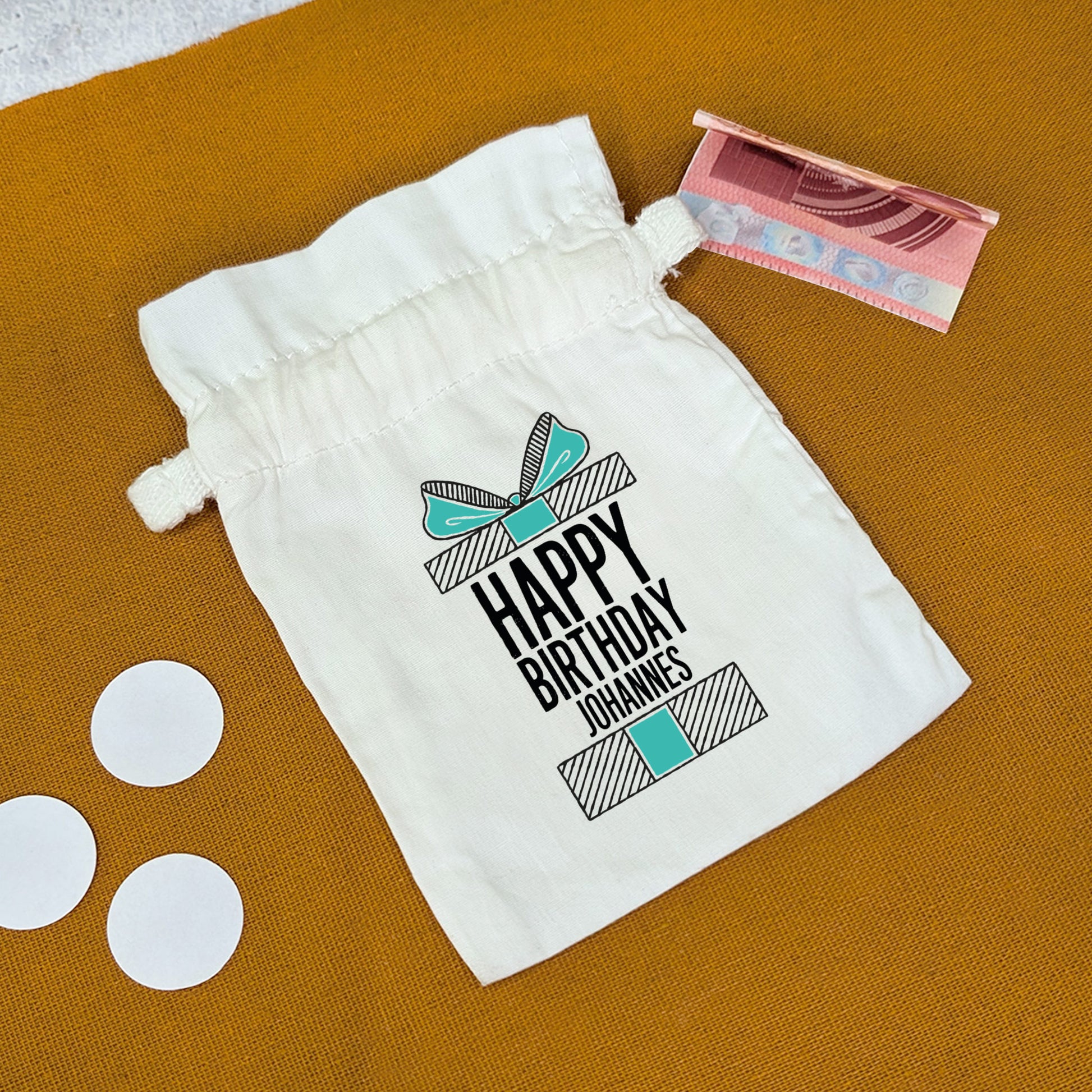 Geburtstagssäckchen aus Baumwolle mit Geldschein und Aufdruck „Happy Birthday Johannes“