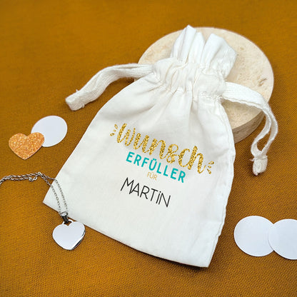 Stoffsäckchen mit Aufdruck Wunscherfüller für Martin, mit Herzanhänger – auf oranger Unterlage