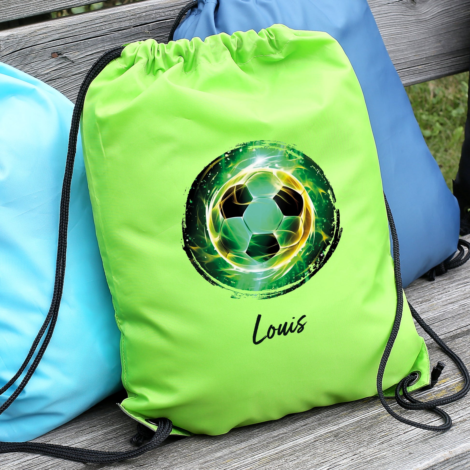 Grüner Sportbeutel mit Fußball-Motiv und Name auf Bank liegend