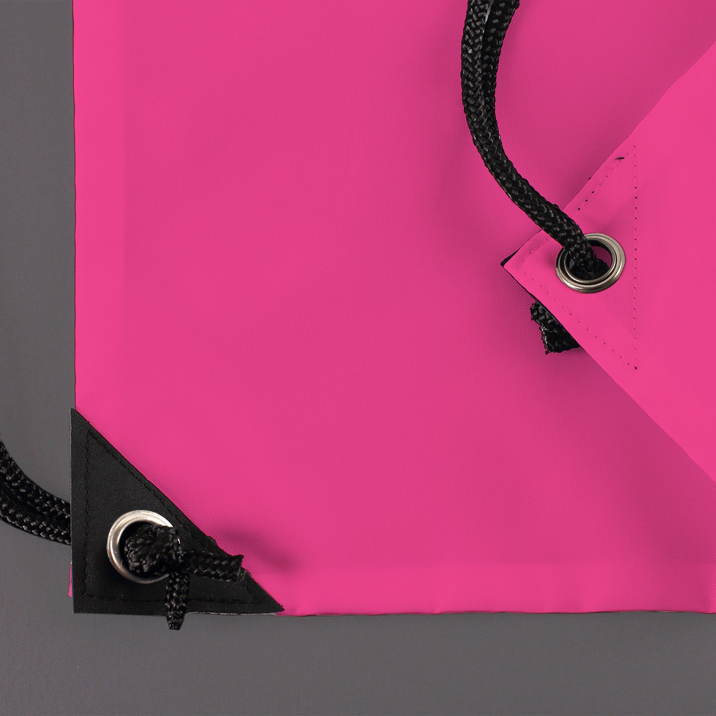 Detailaufnahme untere Ecke vom pinken Sportbeutel mit Kordelzug