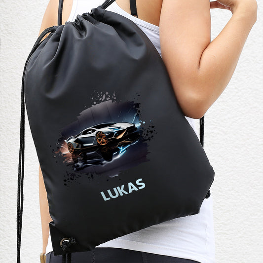 Schwarzer Turnbeutel mit Sportwagen-Design und Name „Lukas“, getragen auf dem Rücken