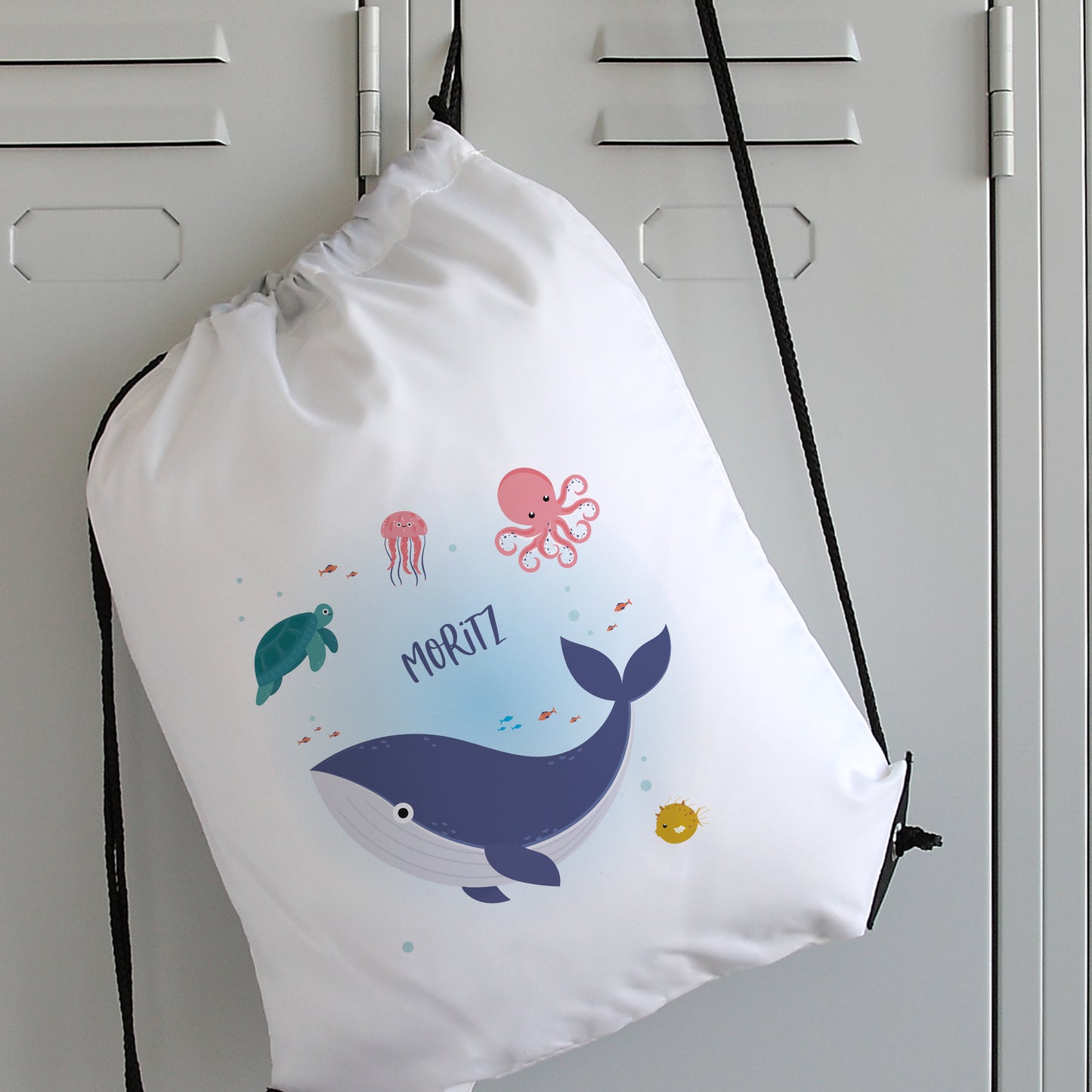 Turnbeutel mit Wal-Design und Name Moritz vor Schließfächern