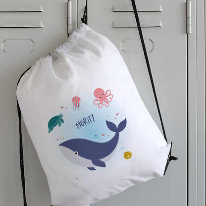 Turnbeutel mit Wal-Design und Name Moritz vor Schließfächern