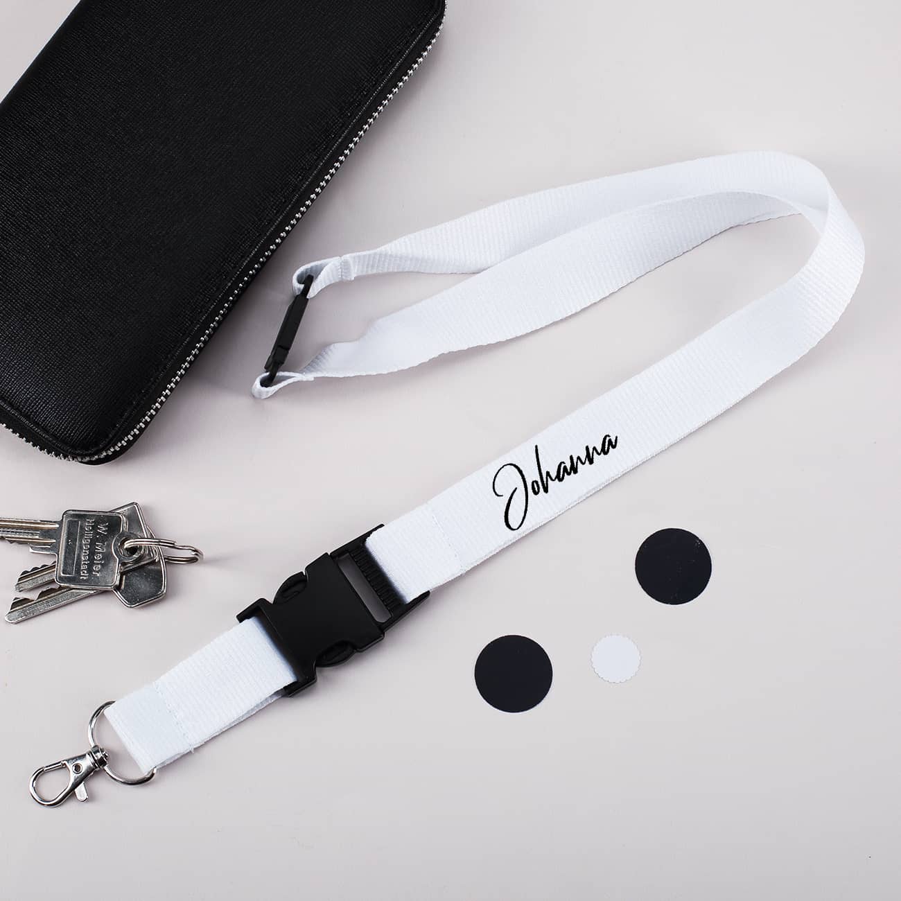 weißes Schlüsselband mit Wunschname bedruckt in schlichter schwarzer Schreibschrift
