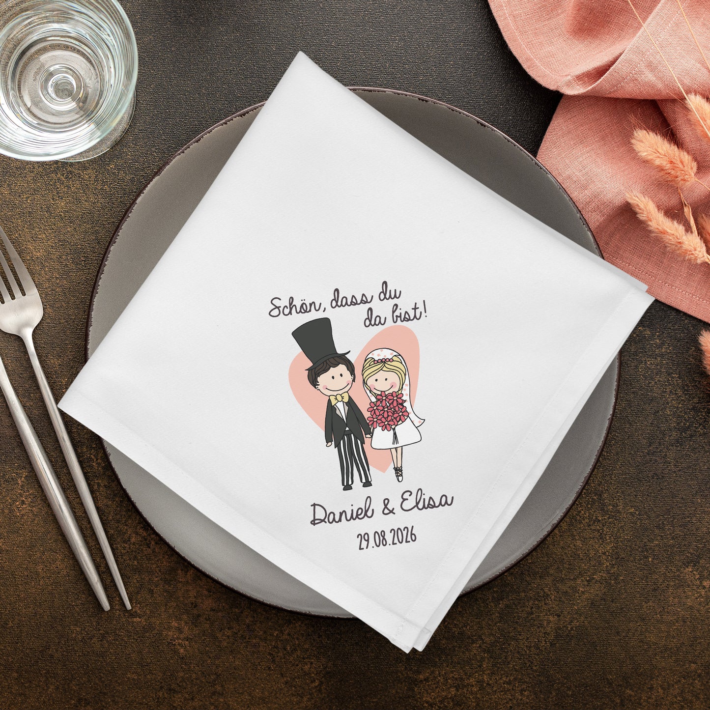 Personalisierte Stoffserviette Hochzeit mit Brautpaar Motiv Namen und Datum auf Teller dekoriert