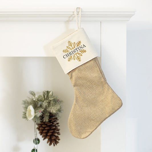 Weihnachtssocke mit goldenem Schneeflockenmotiv und Name bedruckt