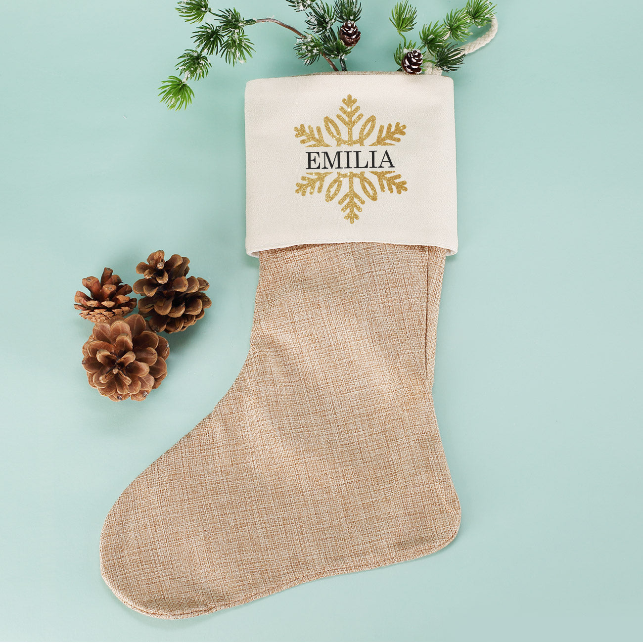 Weihnachtssocke mit goldenem Schneeflockenmotiv und Name bedruckt