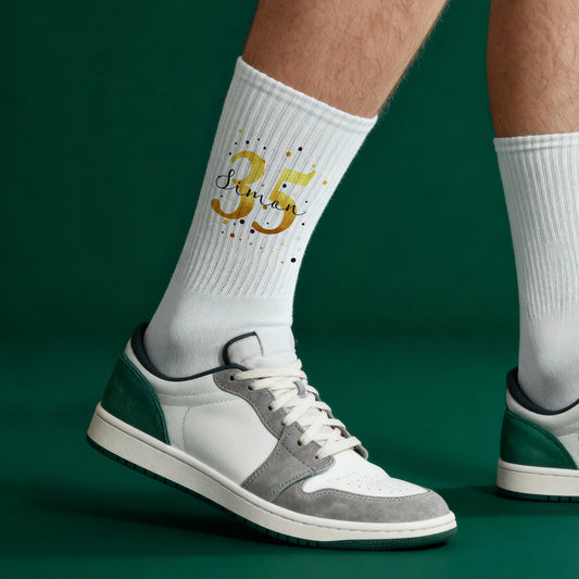 Weiße Socken zum Geburtstag mit goldener 35 und Name Simon, getragen mit Sneakern