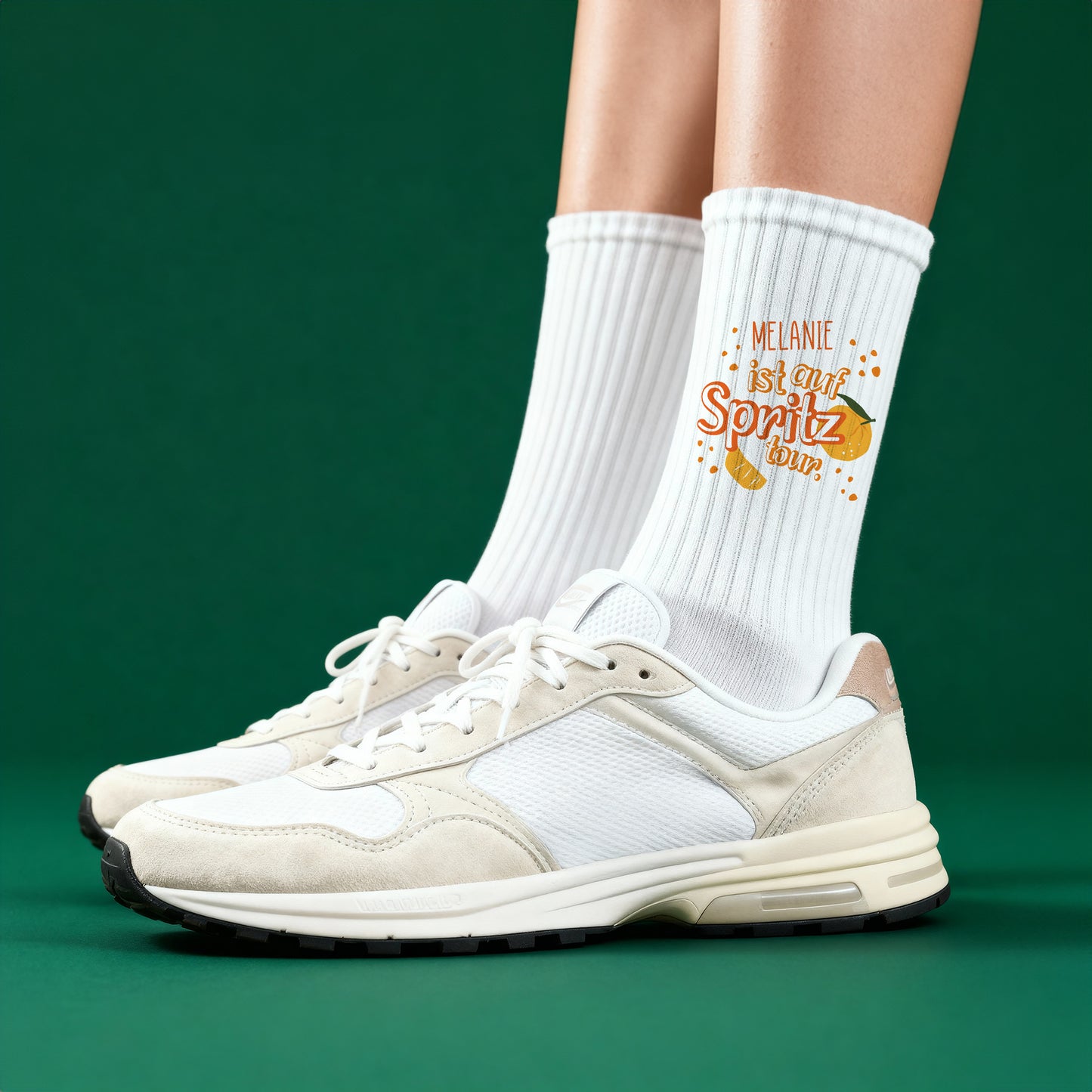 Weiße Tennissocken mit Spritz-Tour-Motiv und personalisiertem Namen, getragen mit weißen Sneakern.